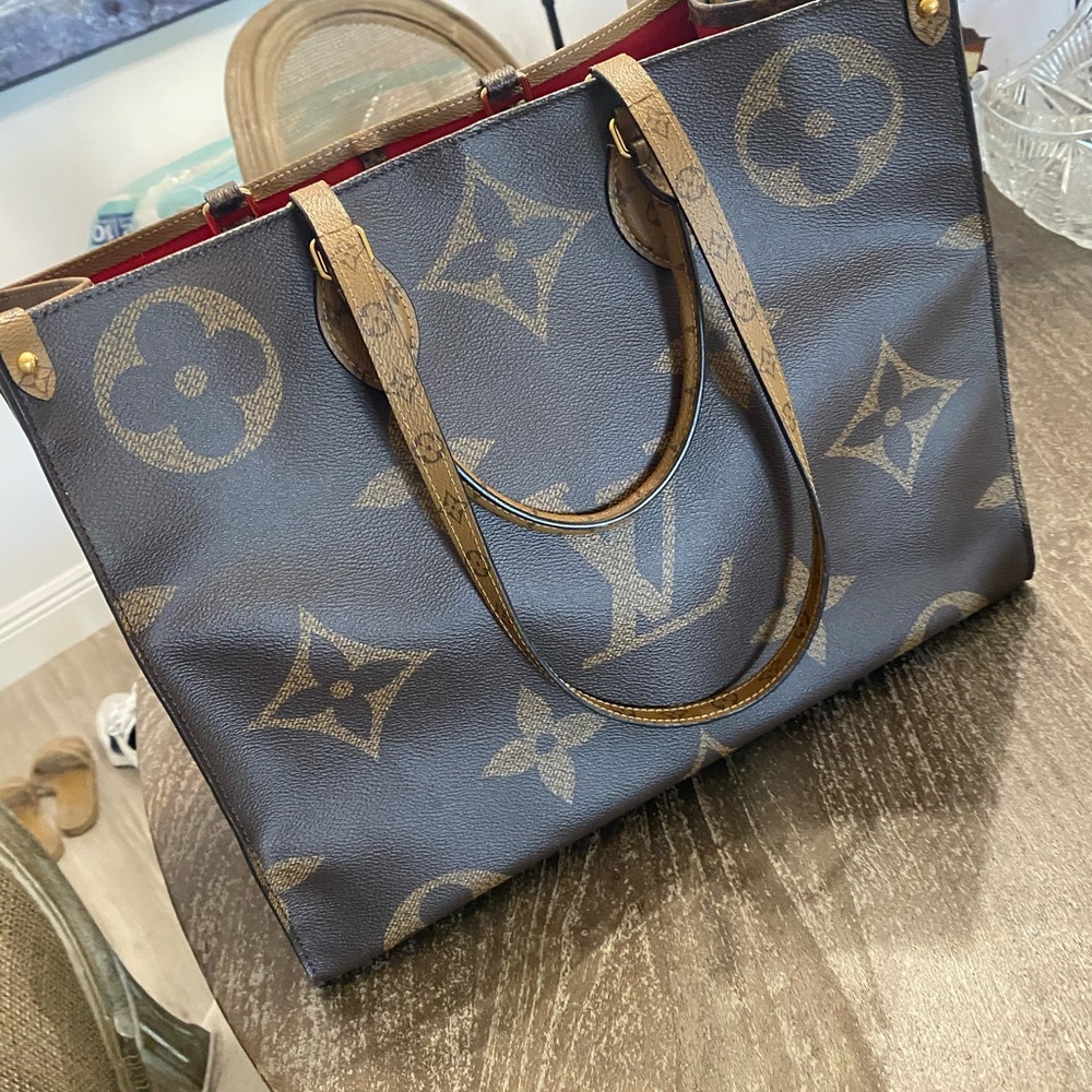 AUTHENTIC Louis Vuitton Reverse Giant On The Go GM